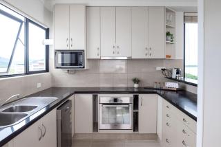 Belle Escapes 101 Rydges Plaza Esplanade with Panoramic Ocean Views - 1