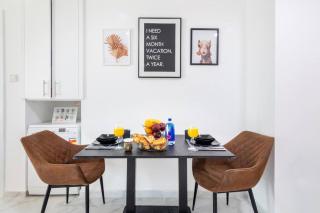 Stylish 1BR Apartment with City View Balcony Pool and Parking - 7