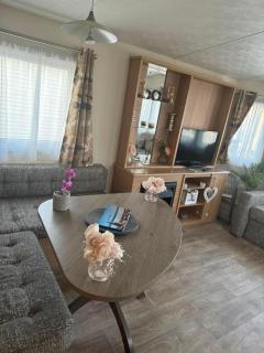 Seaside Haven Retreat in Clacton-on-Sea - Clacton-on-Sea - 2