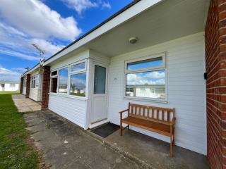 319, Two bed newly refurbished chalet on Sund0wner Holiday Park - Sleeps 5, pet friendly - Includes electricity, bed linen and towels - Entertainment options close by - Hemsby - 1