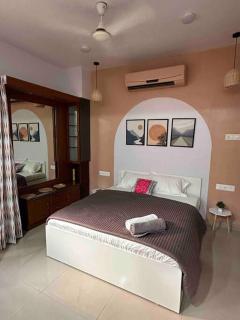 Coral: Pvt Studio in Koregaon Park. WiFi SmartTv AC - 5