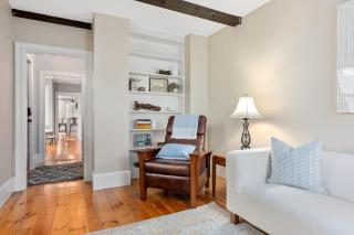 Historic Downtown Townhouse Beautiful Kitchen Parking - 1