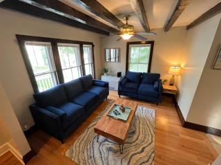 Cozy 3BR Beach House by the Sea - 8