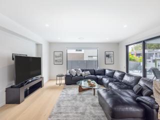 Prestige and Elegance 5BR House w Pool Rochedale - 4