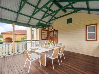 Charming 3BR Inner City Haven Highgate Hill - Brisbane - 1