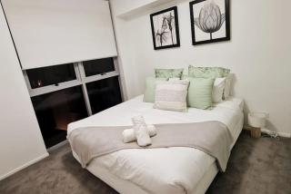 3BR Skyline Oasis w River Views, Gym, Carpark, FastWIFI, Tennis Court, Steam Room - 9