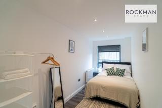 Royal Oak 1 - FREE PARKING - 2 Bedroom Apartment - 2 bathrooms - Sleeps 6 - Perfect for Contractors - Fast Wi-fi - Brentwood - 7