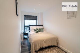 Royal Oak 1 - FREE PARKING - 2 Bedroom Apartment - 2 bathrooms - Sleeps 6 - Perfect for Contractors - Fast Wi-fi - Brentwood - 6
