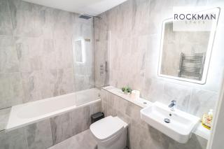 Royal Oak 1 - FREE PARKING - 2 Bedroom Apartment - 2 bathrooms - Sleeps 6 - Perfect for Contractors - Fast Wi-fi - Brentwood - 2