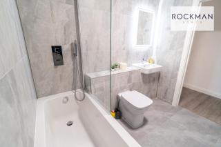 Royal Oak 1 - FREE PARKING - 2 Bedroom Apartment - 2 bathrooms - Sleeps 6 - Perfect for Contractors - Fast Wi-fi - Brentwood - 1