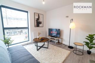 Royal Oak 1 - FREE PARKING - 2 Bedroom Apartment - 2 bathrooms - Sleeps 6 - Perfect for Contractors - Fast Wi-fi - Brentwood - 0