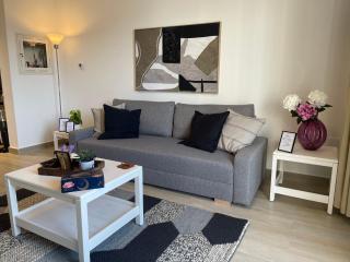 A Place to Stay 1BR Waters Edge Theme Parks, Yas Island - Abu Dhabi - 2