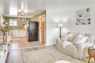 Hilo Apartment with Lanai - 2 Mi to Beaches! - 3