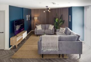 Luxe Penthouse Retreat: With Free Parking! - 8