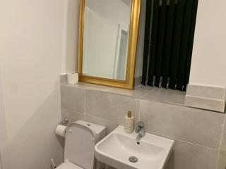 Brand New Entire 4 Bed House Multiple Free Parking Early Check-in Late Check- Out Allowed - South Ockendon - 2