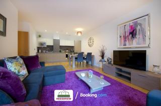 Premium Deals on Modern 2 -Bed 2-Bath Central CITY 122 High Street Flat for Movers & Pros by Hedgerow - 2