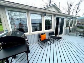 Cozy Waterfront Cottage in Victoria Harbour - Victoria Harbour - 2