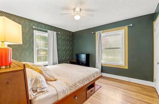 The Peacock House - Close to Restaurants and Shops - Greensboro - 8