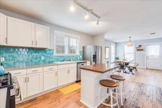 Unique Vintage South Congress Bungalow - 6