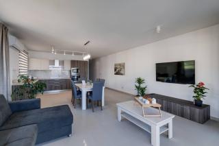 Luxe 3BR MelliehaBay Stunning Terrace by Homely - 4