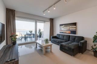 Luxe 3BR MelliehaBay Stunning Terrace by Homely - 8