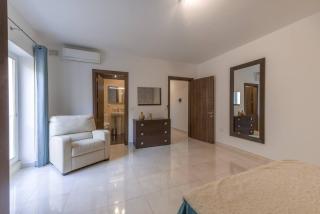 The Pinnacle Penthouse W Jacuzzi By Homely - Mellieha - 5