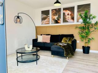 Hessian Lounge -Wyndale- Central 2BR W/Parking - Birmingham - 8