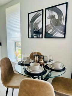 Hessian Lounge -Wyndale- Central 2BR W/Parking - Birmingham - 5