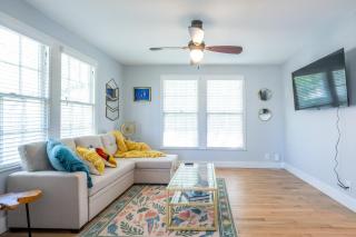 Unique Vintage South Congress Bungalow - 9