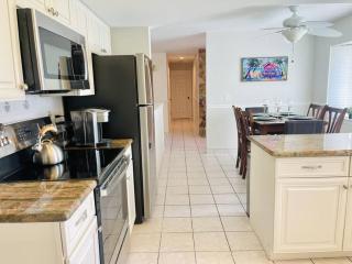 Beach Resort Retreat Accessible Home with Jacuzzi - Largo - 2