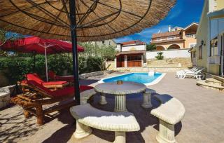 Cozy Apartment In Vodice With House Sea View - 1