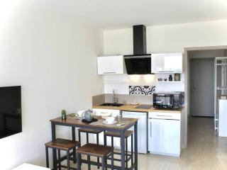 Appartement moderne 2 Pièces RDC, climatisé avec terrasse, proche commerces, 4 couchages - FR-1-252A-118 - 0