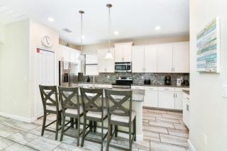 Spacious 5 Bed Pool Home with Game Room home - Davenport - 7