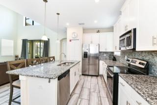 Spacious 5 Bed Pool Home with Game Room home - Davenport - 5