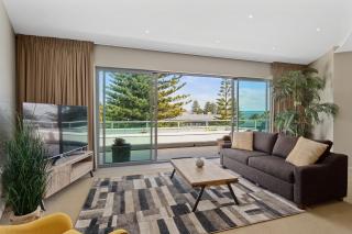 Ocean View Penthouse by Ready Set Stay - Cowes - 0