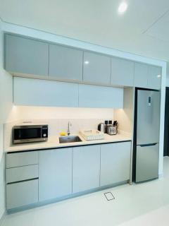 Marina Vista Luxury: 1-BR with Breathtaking Views - Dubai - 2