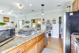 Lovely Carrabelle Home with Lake Views and Pool Access - Carrabelle - 3