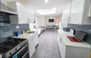 6 Bed House for Contractors/Groups/Guests - Birmingham - 0