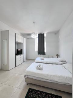 Sunshine Court Apartment No 3 - 3