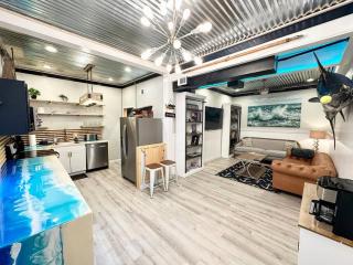 Livin Right Sail Loft: pickleball, basketball, close 2 the fun! - 0