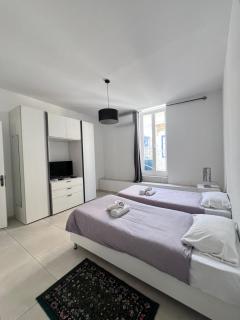 Sunshine Court Apartment No 1 - 7