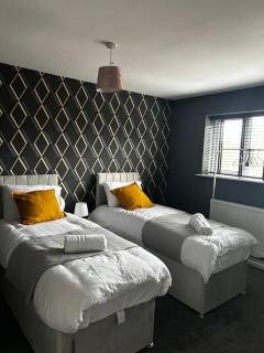 Large Contractor House - Fits 10 - Near City Centre - 0