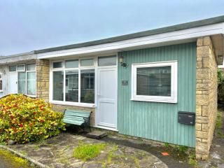 Seaside Chalet near Bracelet Bay Pass The Keys - The Mumbles - 0