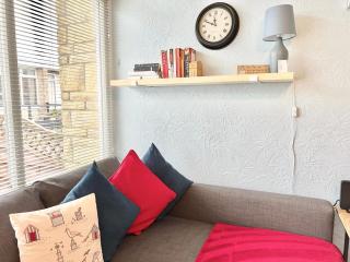 Seaside Chalet near Bracelet Bay Pass The Keys - Mumbles - 2