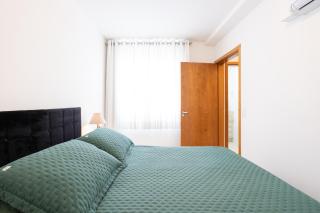 Apto em Barra Velha 340m da PRAIA com SACADA com CHURRASQUEIRA, AR CONDICIONADO WI-FI, PISCINA, PORTARIA 24h, ACADEMIA MINI MERCADO e vaga de GARAGEM - 1