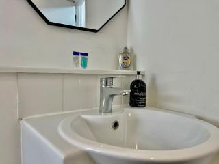 Stylish Cosy 2 Bed Ilford Home with Free Parking - Ilford - 9