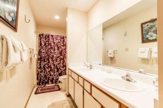 Walk-in Eagles Nest Condo with Pool and Hot Tub near Silver Dollar City - Branson - 2
