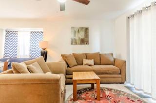 Walk-in Eagles Nest Condo with Pool and Hot Tub near Silver Dollar City - Branson - 7