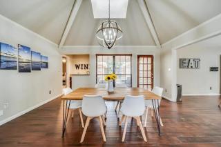 Stunning Gables House Basketball Court - Dallas - 1