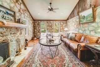 The Camp Blanco by Lodgewell - Riverfront retreat 2 Homes, Bunk House, Game Room & more - Blanco - 9